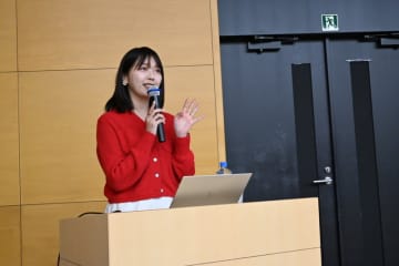 「やばい！」で終わらせない、文芸評論家の三宅香帆氏が中学生に「言語化」の出張授業を実施