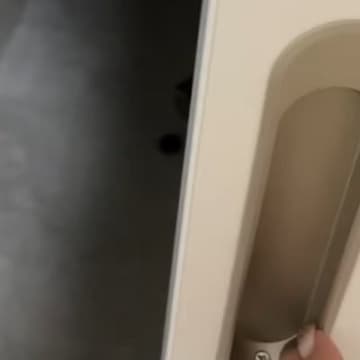 真っ暗な奥の部屋から『タンタンッ』と音→覗いてみたら…ネコの『可愛すぎる行動』に「コソ練ｗ」「黙々と叩いてて笑った」と反響