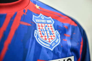 ｢歴代トップ3に入る｣降格から8年、J2甲府の新ユニフォームは“甲斐の虎”武田信玄から着想の青い炎！虎柄入りで｢最近のユニの中で1番かっこいい｣｢強そう！｣ファン興奮！