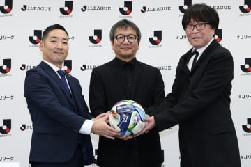 大空翼が描かれた「百年構想リーグ」のJ公式球。野々村チェアマンの印象は「少し柔らかさを感じる」好みの蹴り心地