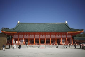 平安神宮の大極殿、色鮮やかに　塗装修理と耐震補強工事が完了