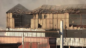 家具保管する倉庫が燃える火事…当時従業員3人が外で作業中も逃げ遅れやケガ人なし　約1時間半後にほぼ消し止められる　千葉・白井市