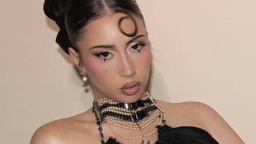 カリ・ウチス、TikTokバイラル中のニュー・シングル「Muévelo」をサプライズリリース！