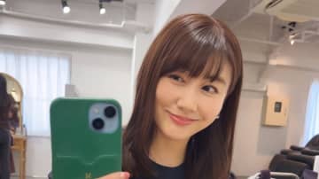 2児の母・安めぐみ 自宅のツリーを見上げる1歳次女を公開！クリスマス前の家族ショットで心温まる娘との日常に「大きくなってる」と驚きも