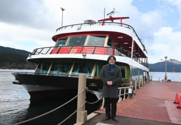 旧国鉄風座席が黄金の茶室に？秀吉もうなる“お茶づくし”の新船「大茶会」、芦ノ湖に降臨！