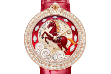 ハリー・ウィンストン“燃えるような赤い馬”主役の腕時計、白蝶貝の雲＆ダイヤのインデックス