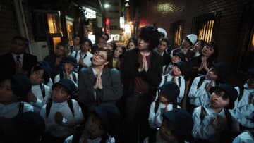 幾田りら＆ZICO、コラボシングル「DUET」MV公開　多数のエキストラとともにコミカルな振付を展開