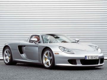 ポルシェ カレラGTはレース用の917をモチーフにし、乗り手を選ぶスーパーマシンだった【スーパーカークロニクル・完全版／055】