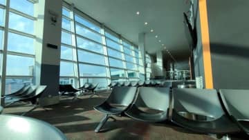 「ひとりで初めての飛行機に乗り込んだ娘。真新しいスーツを着ていたからCAの女性に...」