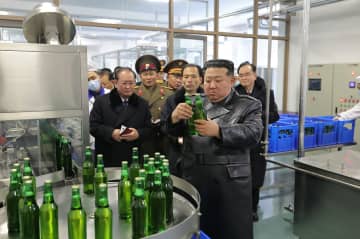金正恩氏「地ビール」に満足…地方工場を視察