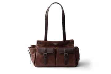 プラダ“ポケット”並ぶレザーバッグ「プラダ ルート」筒形フォルムのミニバッグも