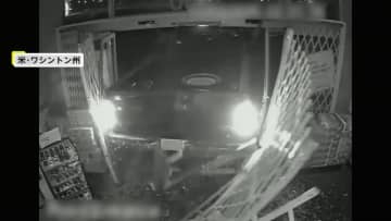 引きずり出すもロープ途切れ失敗？車突っ込み“ド派手犯行”ATM強盗団…追跡する警察が道路に放置されたATM発見　犯人逃走中　アメリカ