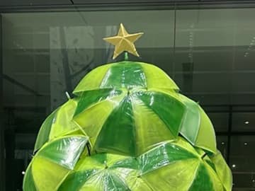 駅に大量に届く落とし物　駅員が発案した、クリスマスのまさかの活用法が？