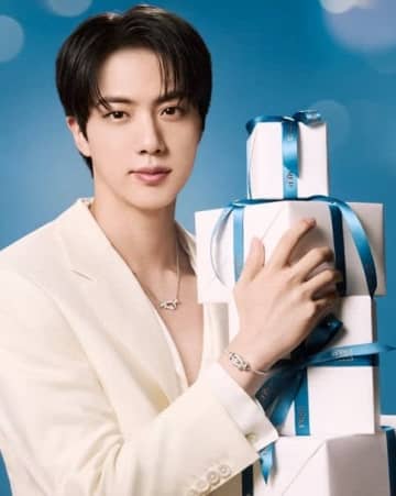 BTS ジン、ホワイトスーツ姿で登場！ブランド「FRED」ホリデーシーズンの新ビジュアルを公開（動画あり）
