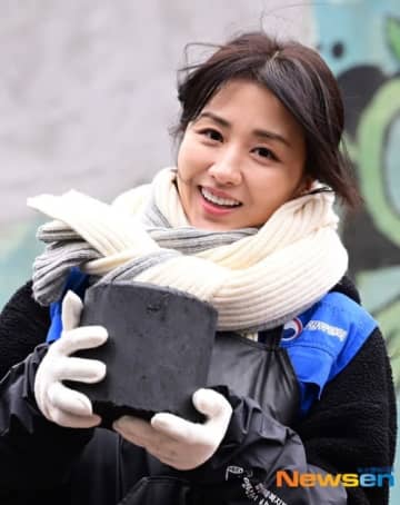 【PHOTO】パク・ハソン「愛の練炭分かち合い」イベントに参加