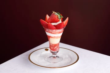 真っ赤な苺のパフェが登場！「資生堂パーラー 銀座本店サロン・ド・カフェ」で