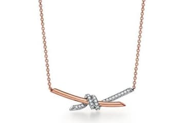 「ティファニー ノット」"結び目”着想クリスマスジュエリー、ローズゴールド×プラチナのペンダント