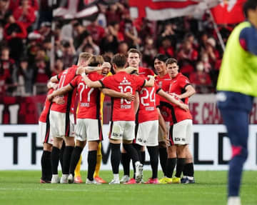 伝統の赤、縦に走るストライプ。浦和の新ユニホーム、ファンの反応は？「魅力的なデザイン」「シンプルでカッコいいな」