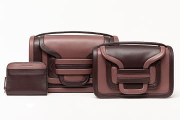 ピエール アルディのバッグ「アルファ」“くすみピンク”の限定カラー、ミニ財布も