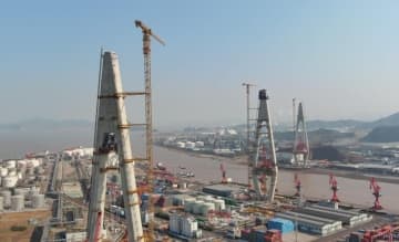 浙江省で世界最大スパンの非対称構造3本塔斜張橋「甬江特大橋」の主塔が完成―中国