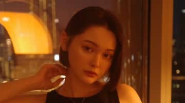 玉城ティナ 背中ざっくり開き黒ドレス姿で美スタイル披露！夜景バックにアンニュイな表情を浮かべる“色っぽショット”に「素敵」と絶賛の嵐