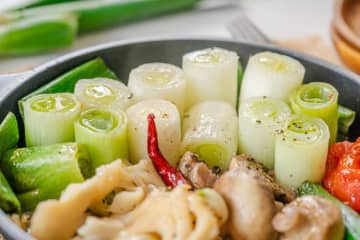 料理研究家リュウジ”旬の長ネギをふんだん使用”『ネギージョ』のレシピ話題！自身も”長ネギの一番うめえ食べ方”と豪語する絶品にネットでも大反響「至高のアヒージョも絶対作りますーーー！！」「アヒージョに卵はビックリ。斬新。」「やっぱりプロの料理家ってすげぇな」