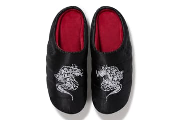 スブ×ブラック アイ パッチ冬用サンダル、ドラゴン刺繍入りサテンアッパー