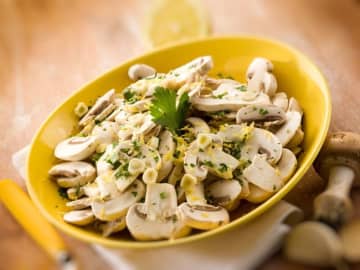 伝説の家政婦・タサン志麻『マッシュルームとインゲンのサラダ』のレシピが話題！”サクサク食感”が絶品のフランス風サラダに主婦からも絶賛の声「満足のサラダで、食欲が増す」「生で食べられるとは知りませんでした」