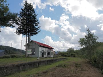 美しく保存される北海道・添牛内駅の駅舎。深名線廃止30年の節目で人々が集った日