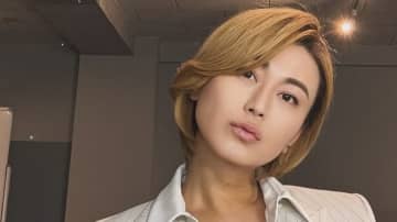 「スタイル良すぎ」氷川きよし ショーパン×タイツのヴィトンコーデ披露！美脚際立つゴージャスなたたずまいに反響「目が離せん♡」