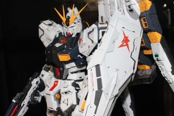 「PERFECT GRADE UNLEASHED 1/60 νガンダム」間もなく発売！ 1/60スケール・全高約557mmのνガンダムの“製造体験”を味わえる【ガンダムベース撮り下ろし】