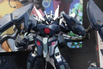 「HG 1/144 ガンダムザガン」発売中！ 厚い装甲に包まれた体躯と自在に可動する武装「シールドプライヤーユニット」が魅力【ガンダムベース撮り下ろし】