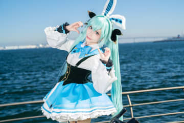 【コスプレ】アリス風のウサ耳ミクさんが飛び跳ねる！美脚を包むガーターベルトのさりげないハートマークで可愛さマシマシ【写真9枚】