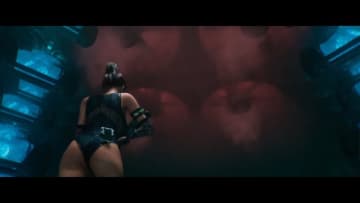 お尻映える新トレイラー公開。『ディノクライシス』精神的続編称するアクションアクション・ホラー『コード・バイオレット』