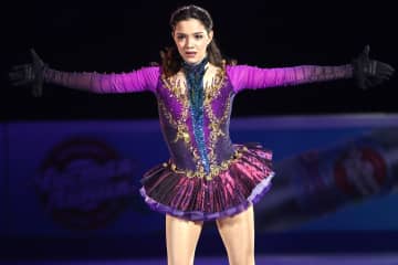 「息を呑む美しさ！」25歳メドベージェワが魅せた“胸元ドキリ”のアダルトな一枚に反響続々！「過去最高のジーニャ」「どんどん進化している」