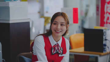 『人質は脚本家』に郵便局員・鮫島音役で出演する内田理央が、『ドビュッシーが弾けるまで』にも同役で出演！両作ともに脚本は石田真裕子