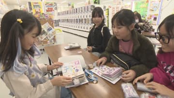 令和でも大流行「シール交換」 子どもたちを夢中にさせるブームに 「人間力」育む遊びに親も前向き