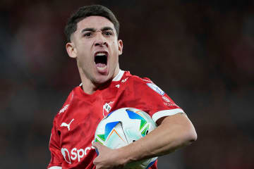 ペナルティーエリア外から「信じられない」　相手GKも見送り…衝撃弾が「賞にふさわしい」