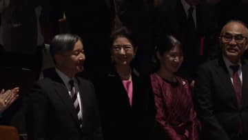 「ダイナミックなジャンプをするのに着地がとても静かですね」　天皇ご一家がバレエ「くるみ割り人形」鑑賞　愛子さまはワインレッドの装い