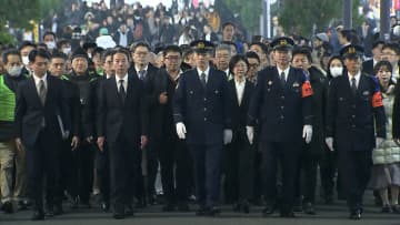 警視総監が歌舞伎町を巡視　年始まで警察官20万人動員