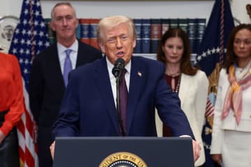 米、薬値下げに大手9社合意　政府発表「98％引き」も