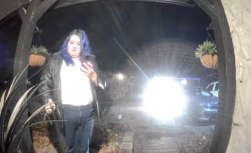 フードデリバリーの配達員が食品にスプレーを噴射→犯行の様子をドアホンが記録「あまりにも恐ろしい」