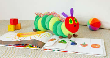 カラフルな色彩と愛らしい姿が大人気！ 世界中で愛され続ける絵本『はらぺこあおむし』のぬいぐるみシリーズ