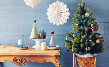 紙袋で作るクリスマス工作「雪の結晶の壁かざり」【型紙ダウンロード付き】