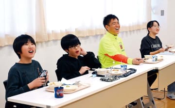 浦和レッズ・西川周作選手、児童らと一緒に給食　埼スタから一番近い、さいたま・美園北小　食べながら質問に答え、交流深める　きっかけはレッズの地域貢献活動での一言「子どもたちと一緒に食べてみたい」