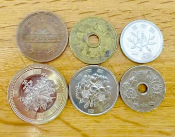 日本のコンビニで大量の小銭を紙幣に変える裏ワザ、香港人インフルエンサーに批判―香港メディア