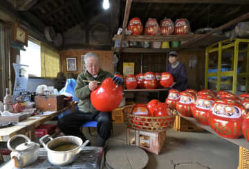 一筆一筆願い込め　「那珂湊だるま」作り最盛期　茨城・ひたちなか