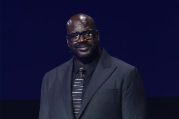 163cmの豪快ダンクに騒然「こんなの見たことない！」　216cmシャック跳び越え…「しかも逆手で」