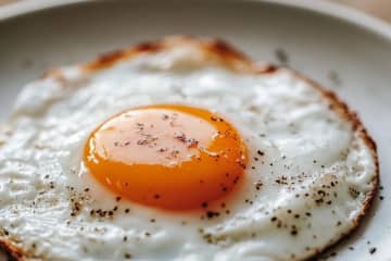 白身の縁はカリッと香ばしく、黄身はまろやか！超絶おいしい鳥羽周作シェフ流【目玉焼き】の作り方