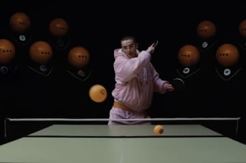 広告の枠を越えた没入感！ ティモシー・シャラメ vs 元NBAスター選手が“卓球対決” 映画『マーティ・シュプリーム』×NBA